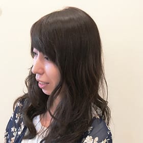 パーマをかけたロングヘアの女性