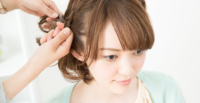 ヘアセットする女性